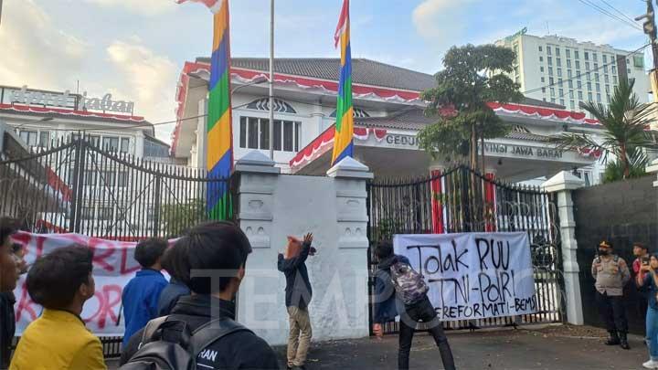 BEM SI Kerakyatan Jawa Barat Gelar Aksi Tolak Revisi UU Polri, Lempar Kepala Babi ke Gedung DPRD Jabar