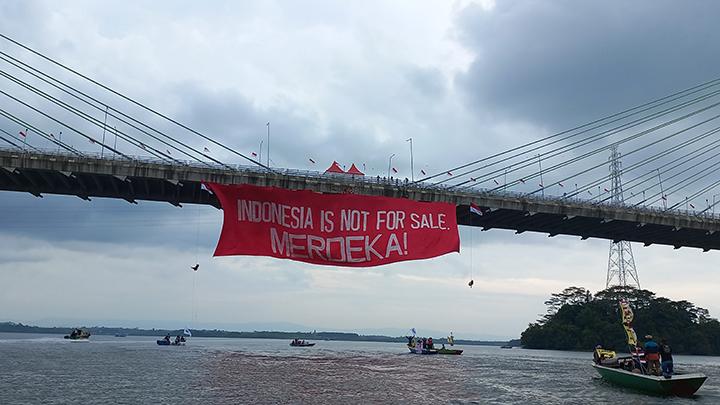 Aktivis dan Warga Terdampak Pembangunan IKN Bentangkan Spanduk Indonesia is No longer For Sale