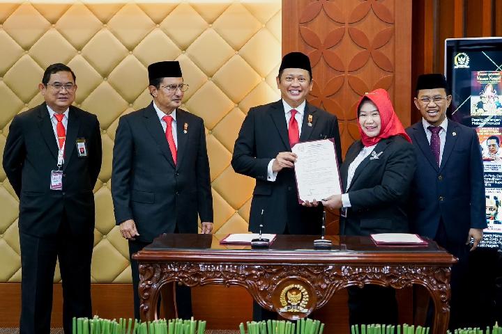 Ketua MPR Sumbang 38 Buku Hasil Karyanya ke Perpustakaan Sekretariat Jenderal MPR