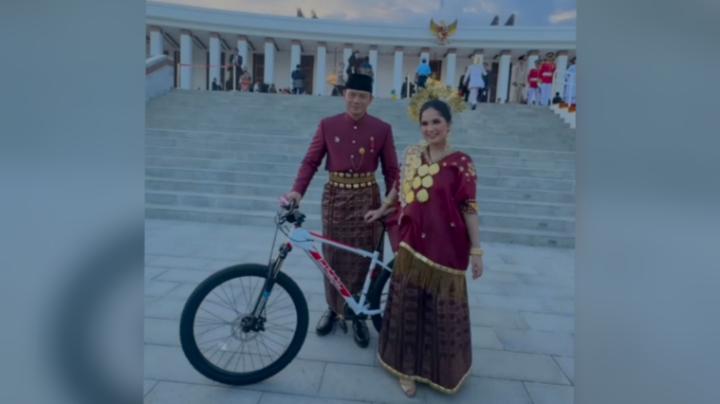 Menteri ATR/BPN AHY dan Istri Dapat Sepeda Gunung dari Jokowi di IKN