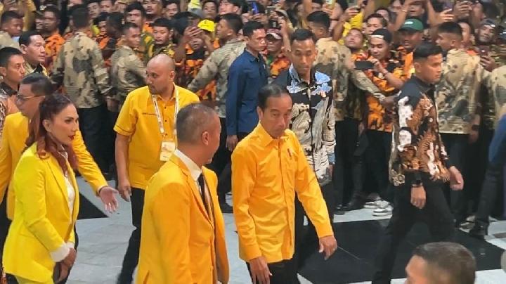 Jokowi Kenakan Kemeja Kuning saat Hadiri Munas Golkar