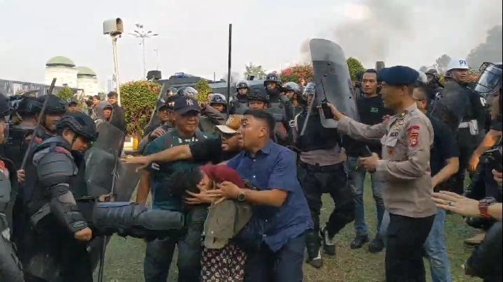 YLBHI Catat Puluhan Tindakan Represif Aparat saat Demo Kawal Putusan MK