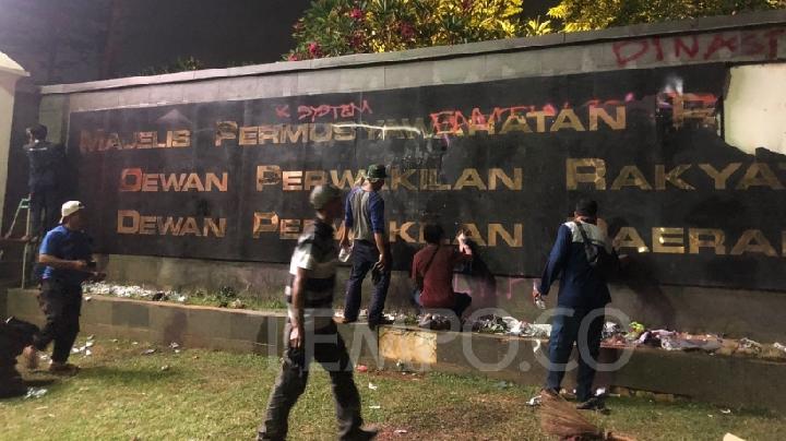 Massa Aksi di Gerbang Depan dan Belakang DPR Telah Bubarkan Diri