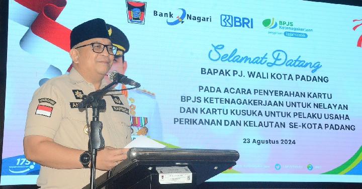 Pj Wako Andree Algamar Serahkan 1.056 Kartu BPJS dan Kusuka bagi Nelayan