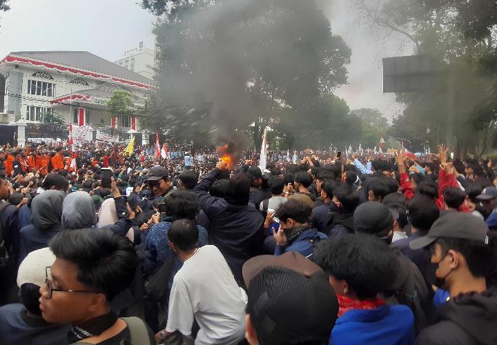 6 Tuntutan Aksi Mahasiswa se-Jabar di Gedung DPRD Jawa Barat: Jokowi Jangan Khianati Demokrasi Demi Keluarga