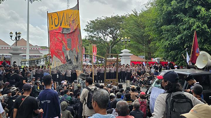 Jokowi Ke Yogya, Aksi Jogja Memanggil di Titik Nol Dijaga Ketat Aparat hingga Bubar Petang