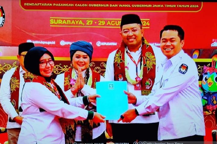 Diantar Cak Imin, Luluk-Lukman Resmi Daftar Pilgub Jatim 2024