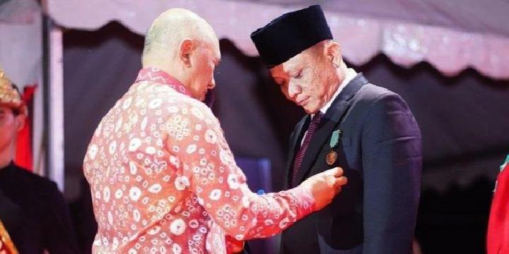 Bupati OKU Timur Raih Satyalencana Wira Karya dari Presiden RI