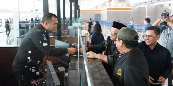 Dirjen Imigrasi Silmy Karim Bertugas di Konter Bandara Soetta