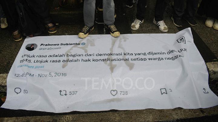 Mahasiswa Universitas Trisakti Diadang Aparat Kepolisian saat Perjalanan ke Aksi Demo Indonesia Gelap