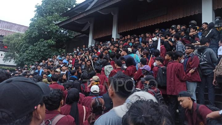 Demo Mahasiswa BEM Solo Raya Tuntut Prabowo Cabut Kebijakan Pemangkasan Anggaran