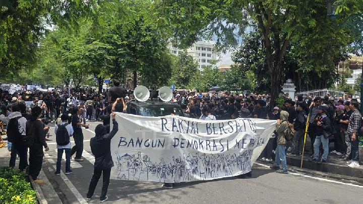 Malioboro Lumpuh, Ribuan Aktivis-Mahasiswa Demo Kecam Prabowo hingga Desak Bubarkan Kabinet Merah Putih