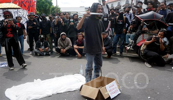 Debus dan Demo Mahasiswa Indonesia Gelap di Malioboro