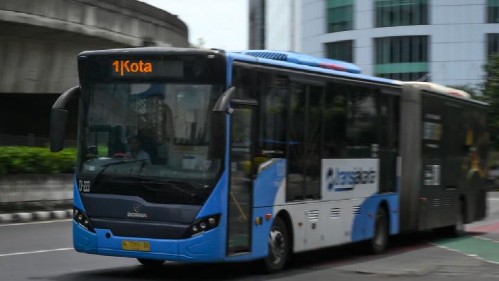 Pelanggan Transjakarta Diizinkan Berbuka Puasa dalam Bus Selama Ramadan