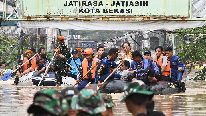 Nasional Sepekan: Banjir Jabodetabek, UI Batalkan Disertasi Bahlil, dan Partai Tremendous Terbuka Jokowi