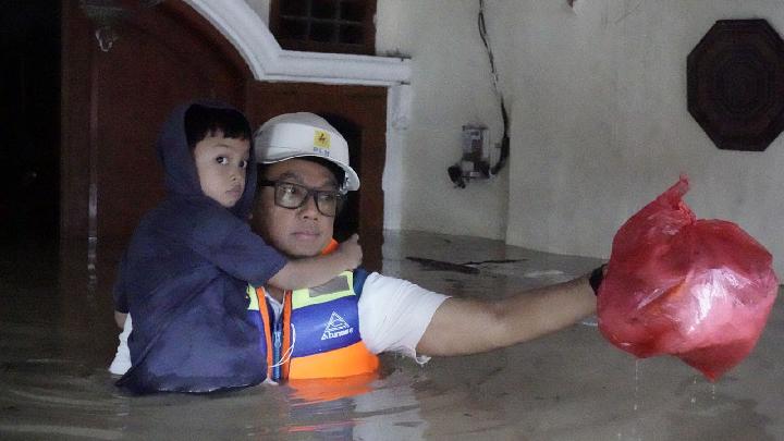 PLN Bantu Evakuasi Korban Banjir Bekasi dan Kontrol Keamanan Kelistrikan