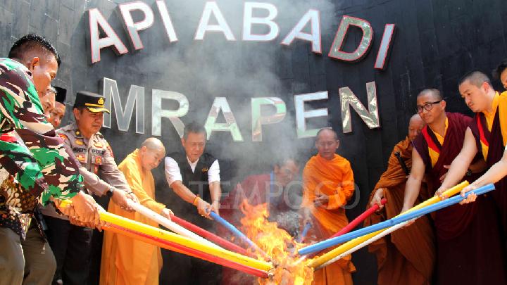 Makna Air dan Api dalam Perayaan Hari Raya Waisak