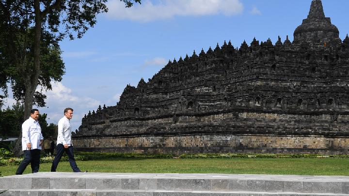 Arkeolog Ingatkan Perlu Kajian Sebelum Stairlift Dipasang Permanen di Candi Borobudur