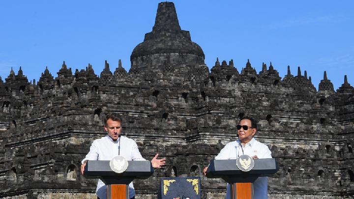 Fadli Zon Sebut Presiden Macron Sentuh Patung Buddha di Salah Satu Stupa Candi Borobudur