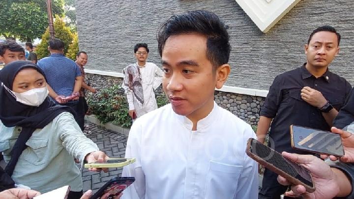 Gibran Salat Idul Adha di Masjid Raya Sheikh Zayed Solo