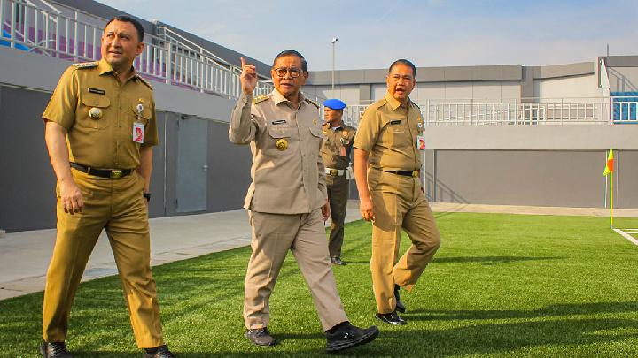 Pramono Memamerkan Rumput Stadion Tugu Sudah Berstandar FIFA