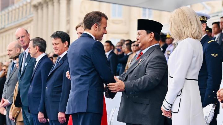 Momen Akrab Macron Rangkul hingga Salam Komando dengan Jokowi di KTT G20